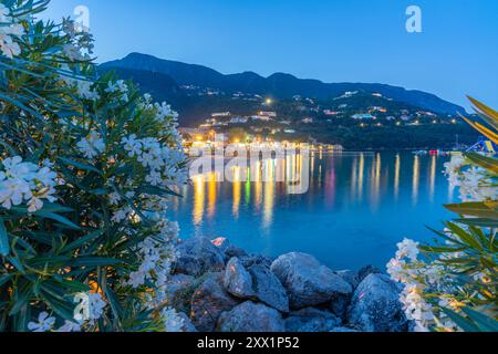 Vue de la mer Ionienne et de la plage d'Ipsos à Ipsos au crépuscule, Ipsos, Corfou, mer Ionienne, îles grecques, Grèce, Europe Banque D'Images