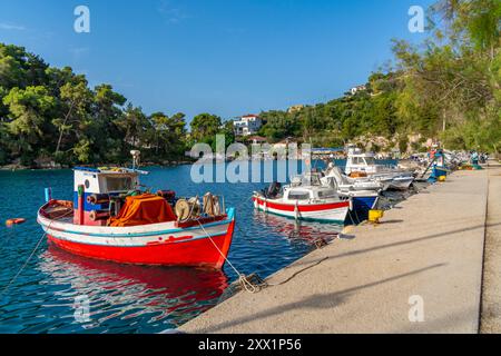 Vue des bateaux dans le port de Gaios Town, Paxos, mer Ionienne, îles grecques, Grèce, Europe Banque D'Images