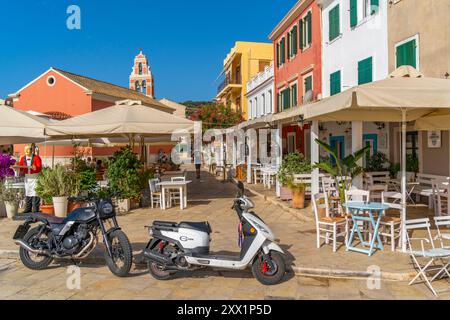 Vue des cafés et restaurants à Gaios Plaza de l' Ascension dans la ville de Gaios, Paxos, mer Ionienne, îles grecques, Grèce, Europe Banque D'Images