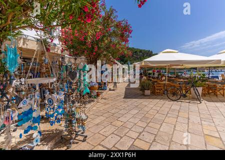 Vue des cafés et restaurants à Gaios Plaza de l'Ascension dans la ville de Gaios, Paxos, mer Ionienne, îles grecques, Grèce, Europe Banque D'Images