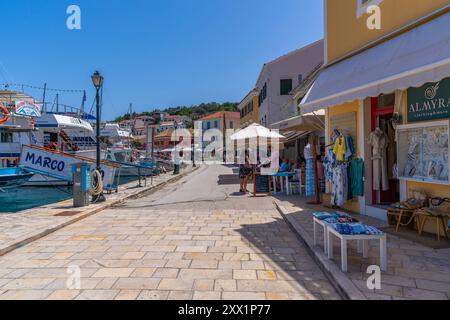 Vue des bateaux et des cafés dans le port dans la ville de Gaios, Paxos, mer Ionienne, îles grecques, Grèce, Europe Banque D'Images