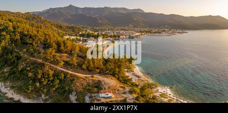 Vue de l'église des Saints Apôtres et de la ville de Thassos en arrière-plan, ville de Thassos, Limenas, Thassos, mer Égée, îles grecques, Grèce, Europe Banque D'Images