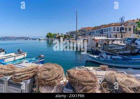 Vue des bateaux et du port dans la ville de Thassos, Thassos, mer Égée, îles grecques, Grèce, Europe Banque D'Images