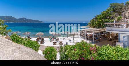 Vue du bar de plage et de la mer dans la ville de Thassos, Thassos, mer Égée, îles grecques, Grèce, Europe Banque D'Images