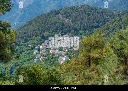 Vue sur les bois et le village de Panagia niché dans la colline, Makriammos, Thassos, mer Égée, îles grecques, Grèce, Europe Banque D'Images