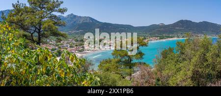 Vue des arbres et de la plage dorée à Chrysi Ammoudia, Thassos, mer Égée, Îles grecques, Grèce, Europe Banque D'Images