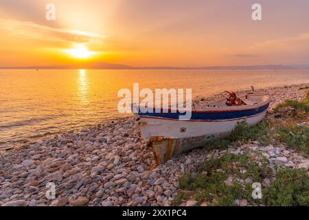 Vue de bateau sur la plage de galets près de Skala Kallirachis au coucher du soleil, Skala Kallirachis, Thassos, mer Égée, îles grecques, Grèce, Europe Banque D'Images