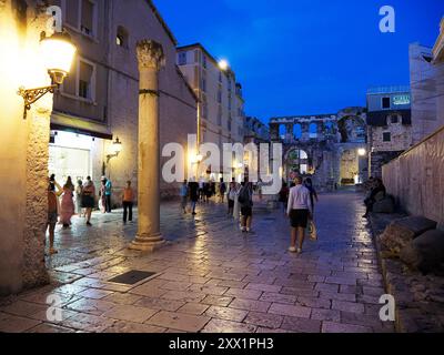 Centre historique du Palais de Dioclétien, site du patrimoine mondial de l'UNESCO, Split, Croatie, Europe Banque D'Images