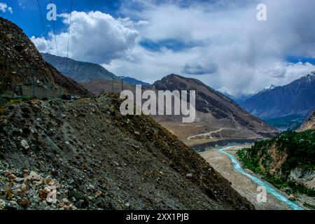 Vue aérienne de la rivière Hunza depuis l'autoroute Karakoram dans la vallée de Hunza Banque D'Images