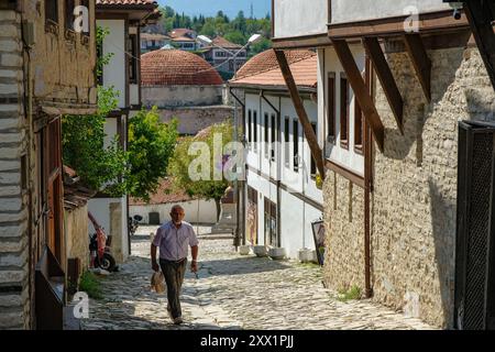 Safranbolu, Turquie - 5 août 2024 : un homme marchant dans une rue de la vieille ville de Safranbolu en Turquie. Banque D'Images