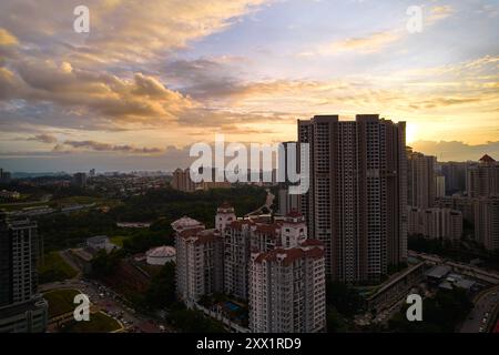 Un nouveau bâtiment de condo moderne pris d'en haut d'un drone à Kuala Lumpur. Kuala Lumpur, Malaisie - 11.17.2022 Banque D'Images