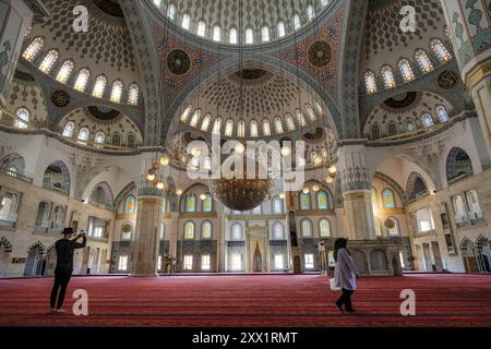 Ankara, Turquie - 11 août 2024 : les gens visitent la mosquée Kocatepe, c'est la plus grande mosquée d'Ankara, en Turquie. Banque D'Images