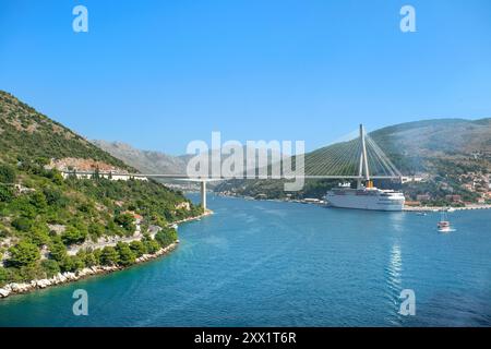 Bateau de croisière Costa amarré par le pont d'auspension Franjo Tuđman, Dubrovnik, Croatie Banque D'Images