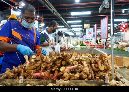 Beaucoup de racines de gingembre sont dans le magasin. Les clients choisissent et versent des produits frais pour eux-mêmes. Kuala Lumpur, Malaisie - 05.30.2020 Banque D'Images