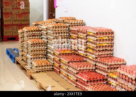 Beaucoup d'oeufs crus frais jaunes dans des plateaux en carton sont en stock dans le magasin. Kuala Lumpur, Malaisie - 05.30.2020 Banque D'Images