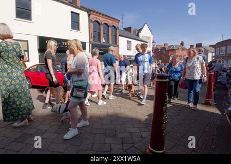 Foule lors d'un événement estival à Ilkeston, Derbyshire, Royaume-Uni Banque D'Images