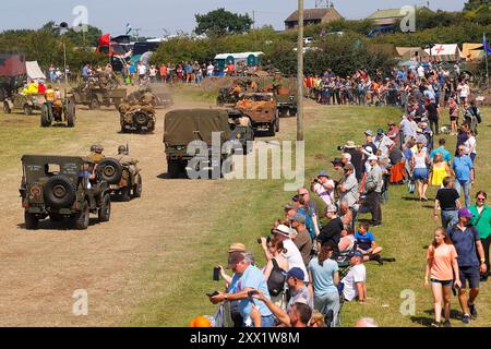 Les spectateurs regardent un défilé de véhicules militaires se dérouler au Yorkshire Wartime Experience à Hunsworth, West Yorkshire, Royaume-Uni Banque D'Images