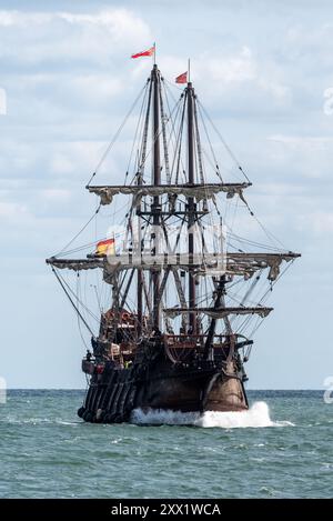 Galeon Andalucia réplique du 17ème siècle galion espagnol arrivant à Southend Pier pour être ouvert au public pour les visites. En cours dans l'estuaire de la Tamise Banque D'Images