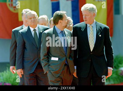 Le président américain Bill Clinton, à droite, discute avec le secrétaire général de l'OTAN Javier Solana, au centre, était-ce qu'ils marchaient vers la photo de groupe des chefs d'État de l'OTAN lors du sommet du 50ème anniversaire devant le bâtiment Ronald Reagan, avril 25,1999 à Washington, DC Banque D'Images