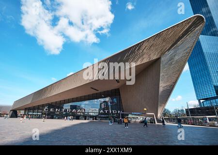 Rotterdam, pays-Bas - 10 avril 2024 : les gens marchent devant la nouvelle et moderne gare centrale de Rotterdam Banque D'Images