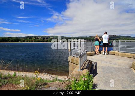 Point de vue sur le réservoir de Llanishen - parc rural « Lisvane & Llanishen RESERVOIRS », Cardiff, pays de Galles du Sud, Royaume-Uni. Prise en août 2024 Banque D'Images