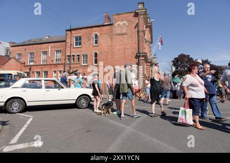 Foule lors d'un événement estival à Ilkeston, Derbyshire, Royaume-Uni Banque D'Images