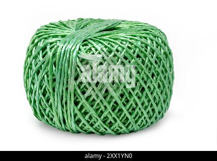 Boule de corde de polypropylène vert, isolé sur fond blanc Banque D'Images