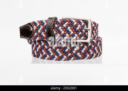 Bleu rouge blanc ceinture extensible textile tressée tissée isolée sur blanc. Banque D'Images