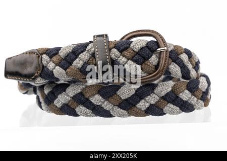 Ceinture extensible textile tressée brun gris bleu tissé femme isolée sur blanc. Banque D'Images
