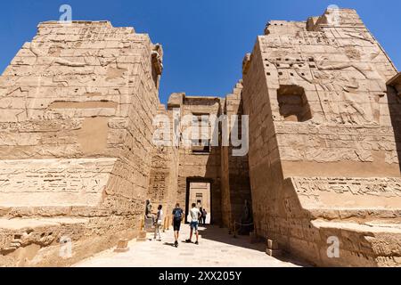 Medinet Habu, la porte Migdol (Pylône), le temple mortuaire de Ramsès III, Louxor, Egypte, Afrique du Nord, Afrique Banque D'Images