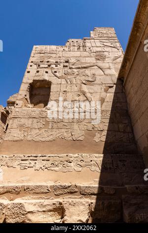 Medinet Habu, la porte Migdol (Pylône), le temple mortuaire de Ramsès III, Louxor, Egypte, Afrique du Nord, Afrique Banque D'Images