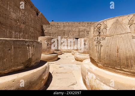 Medinet Habu, Temple mortuaire de Ramsès III, salle Hypostyle, Louxor, Egypte, Afrique du Nord, Afrique Banque D'Images