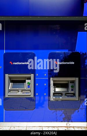Distributeur automatique de billets, à l'extérieur de la banque Nationwide, Queen Street Cardiff, pays de Galles du Sud, Royaume-Uni. Prise en août 2024 Banque D'Images