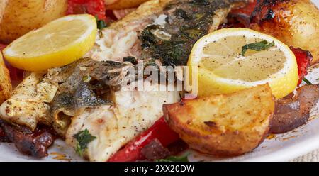 Filet de poisson poêlé avec légumes rôtis. Banque D'Images