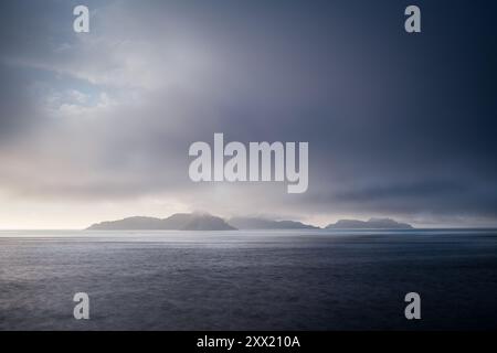 Silhouette des îles Cies dans la Ria de Vigo, Galice, Espagne, par un après-midi d'été orageux. Ces îles spectaculaires, au large de la côte de Pontevedra, Banque D'Images