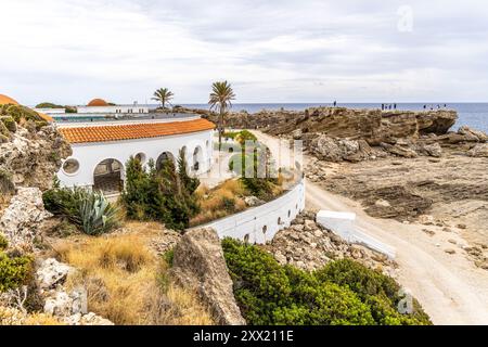 Rhodes, Grèce - 9 mai 2024 : vue extérieure de Kalithea Springs Therme belle architecture typique méditéréanéenne. Vue et horizon de Kallithea. Banque D'Images