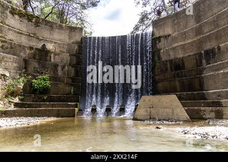 Cascade dans Epta Piges Park à Rhodes Island, Grèce. Banque D'Images