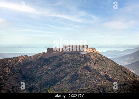 Vue du château de la Atalaya sur une colline à Carthagène, région de Murcie, Espagne, avec la Mar Menor en arrière-plan Banque D'Images