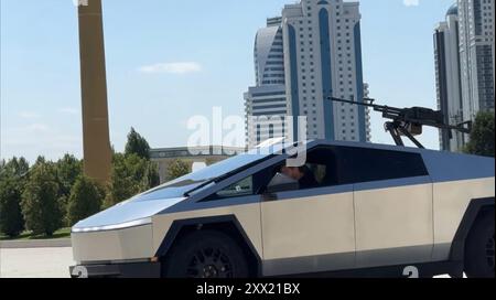 Grozny, Russie. 17 août 2024. Ramzan Kadyrov, leader tchétchène, fait un essai routier dans un Cybertruck Tesla équipé d'une mitrailleuse lourde montée dans le lit du camion, 17 août 2024 à Grozny, République tchétchène, Russie. Kadyrov a affirmé que le camion était un cadeau du directeur général de Tesla, Elon Musk, qui a nié toute implication. Crédit : document/Kadyrov 95/Alamy Live News Banque D'Images