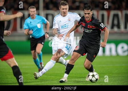 Herning, Danemark. 21 août 2024. Juraj Kucka de Slovan Bratislava en bataille avec Aral Simsir du FC Midtjylland lors du match de qualification pour la Ligue des Champions entre le FC Midtjylland et Slovan Bratislava à Herning le mercredi 21 août 2024. (Photo : Bo Amstrup/Ritzau Scanpix) crédit : Ritzau/Alamy Live News Banque D'Images