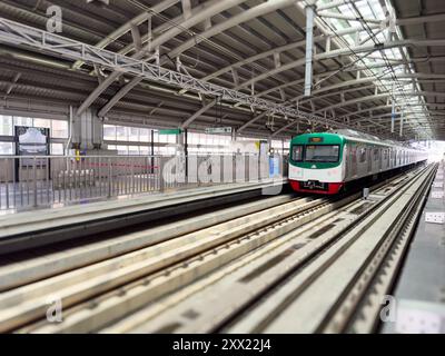 Métro de Dhaka arrivée à la station MRT avec Dhaka Cityscape, Bangladesh Banque D'Images