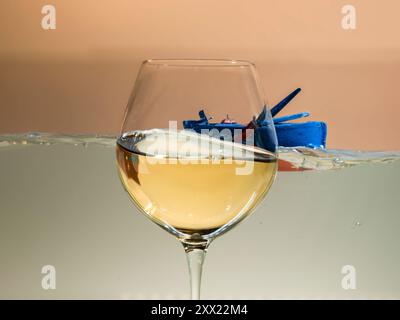 Bateau conceptuel naviguant dans un verre à vin orageux Banque D'Images