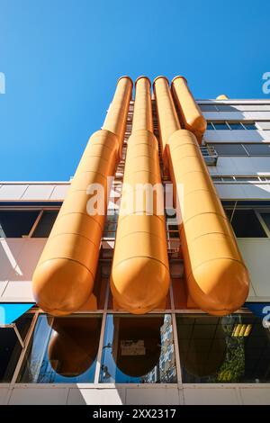 Rotterdam, pays-Bas - 10 avril 2024 : tuyaux de climatisation sur le côté de la bibliothèque de Rotterdam (bibliotheek van Rotterdam) Banque D'Images