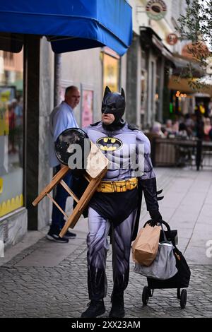 Batman dans la rue pendant le festival annuel de Malmö. Banque D'Images