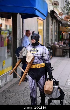 Batman dans la rue pendant le festival annuel de Malmö. Banque D'Images