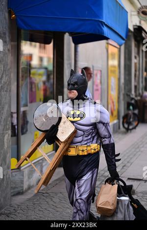Batman dans la rue pendant le festival annuel de Malmö. Banque D'Images