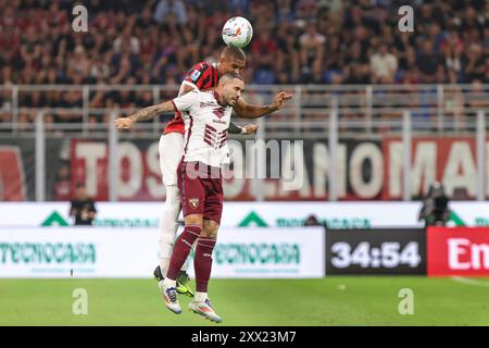 Milan, Italie. 17 août 2024. Italie, Milan, 17 août 2024 : Malick Thiaw (AC Milan) et Antonio Sanabria (Torino FC) affrontent le tir à la tête pendant le match de football AC Milan vs Torino FC, Serie A Tim 2024-2025 jour 1, San Siro StadiumItalie, Milan, 17 août 2024 : AC Milan vs Torino FC, Serie A Tim 2024/2025, jour 1, au San Siro Stadium. (Photo de Fabrizio Andrea Bertani/Pacific Press/Sipa USA) crédit : Sipa USA/Alamy Live News Banque D'Images