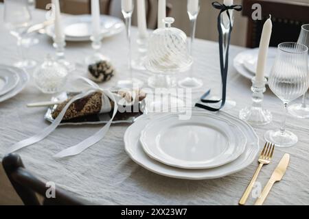 Table de dîner élégante avec une miche de pain frais pour quatre personnes dans une salle à manger élégante Banque D'Images