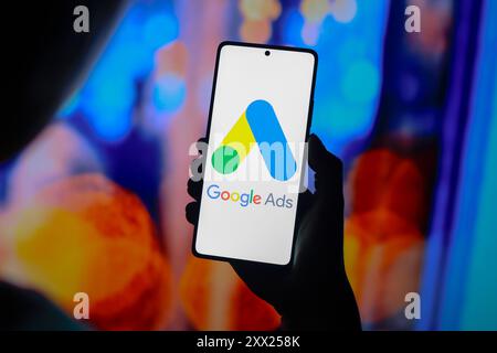 Dans cette illustration photo, le logo Google Ads est affiché sur l'écran d'un smartphone. Banque D'Images