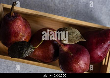 Vue aérienne d'une boîte de poires Red Bartlett sur une table Banque D'Images